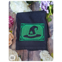 Serviette brodée chapeau de sorcière