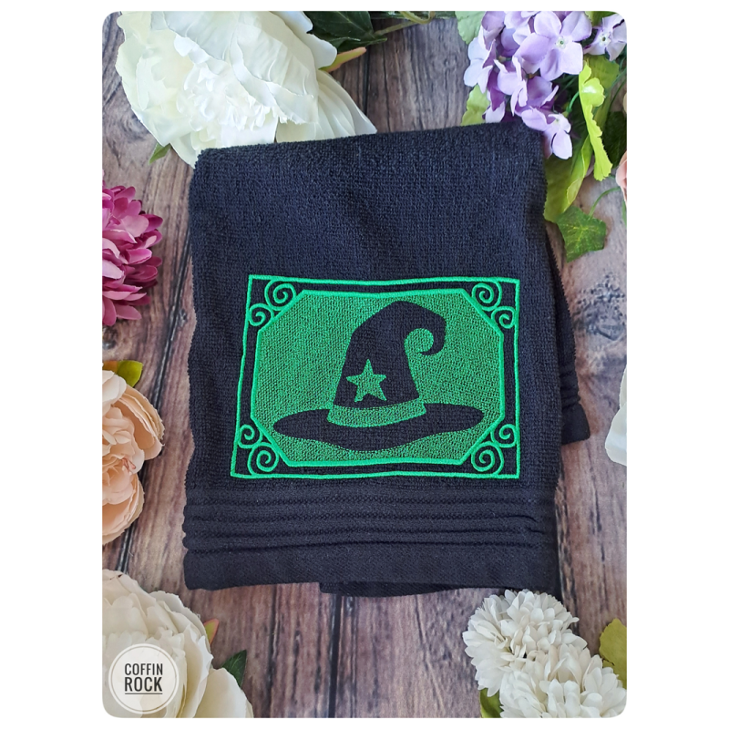Serviette brodée chapeau de sorcière