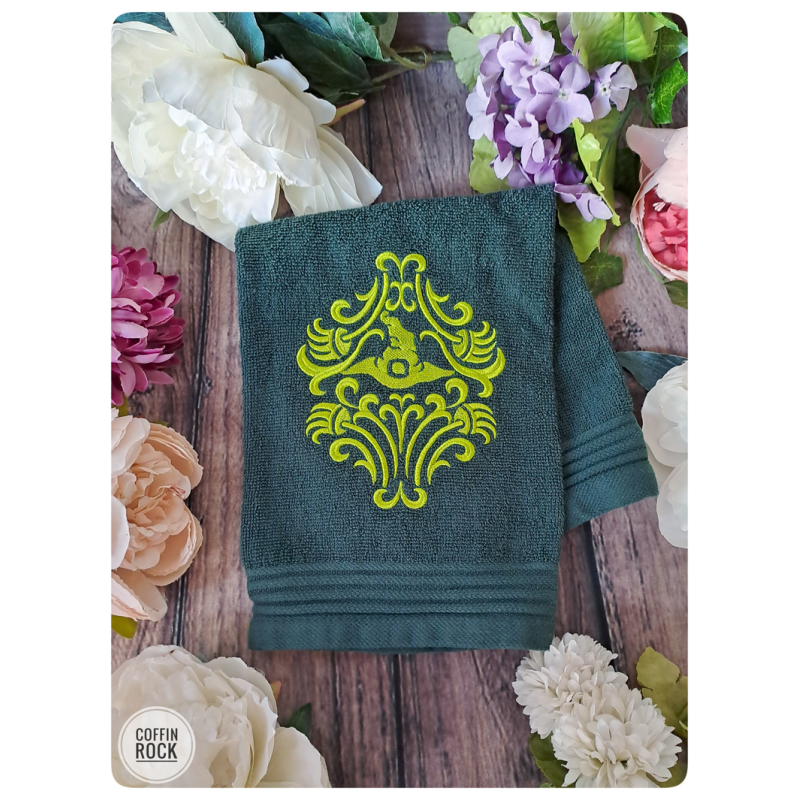 Serviette brodée chapeau de sorcière