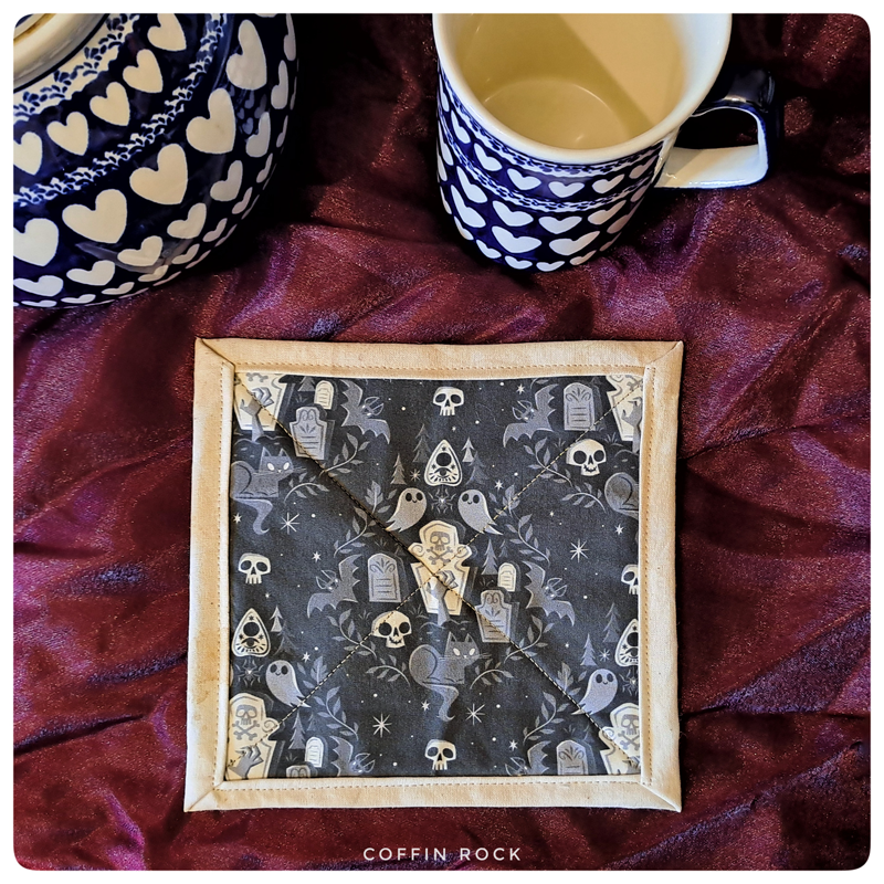 cemetary cutie : tapis cosy pour tasse ou théière