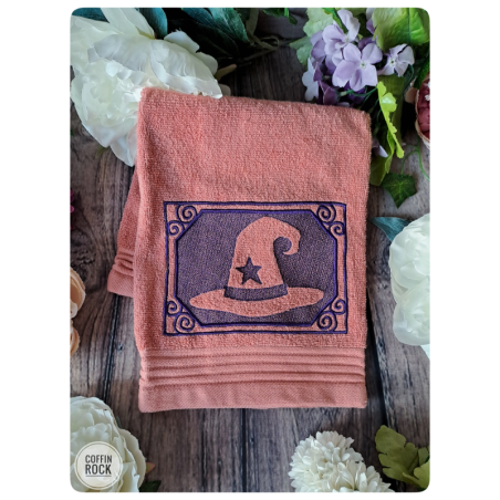 Serviette brodée chapeau de sorcière