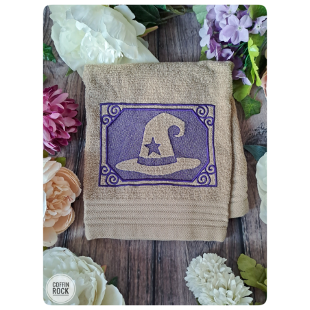 Serviette brodée chapeau de sorcière